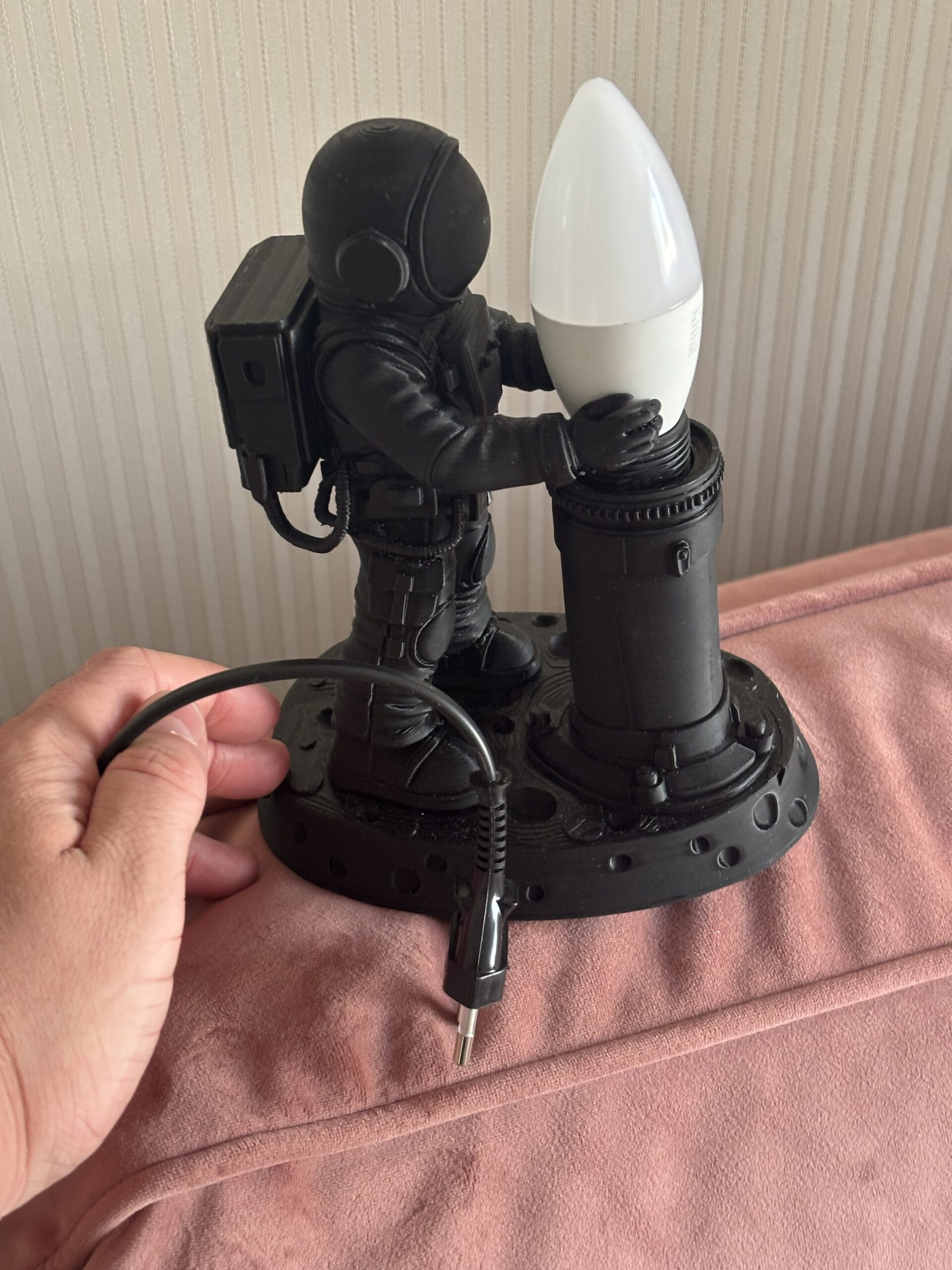 Close view of the printed astronaut lamp base and cable